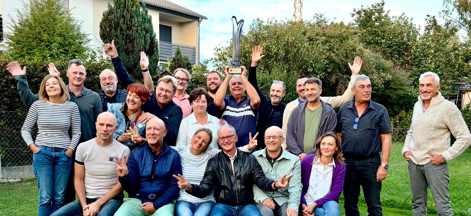 Platzhalter für das Teamfoto der Tee-Tanics, Sieger der Strawberry-Team-Challenge 2025/26